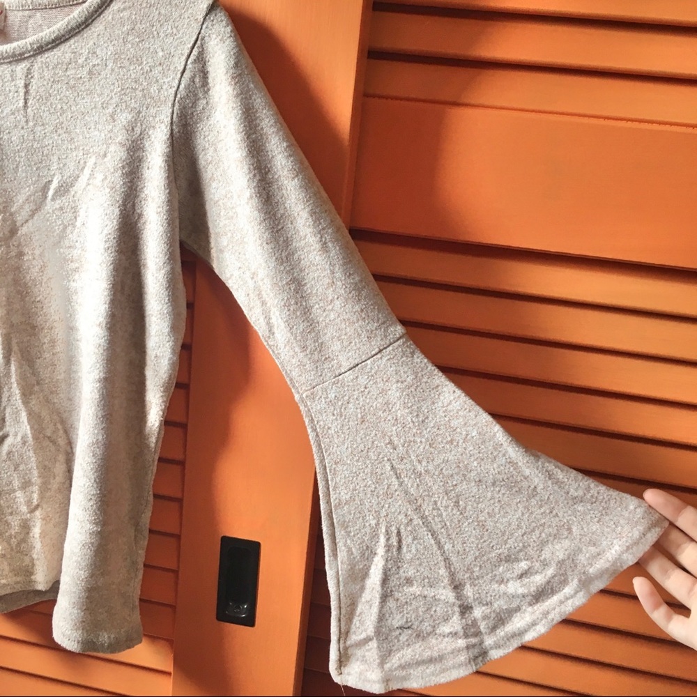 Cream sweater w/open sleeves